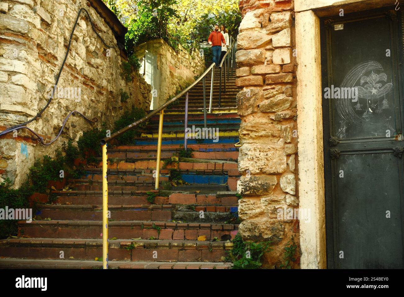 Balat, Istanbul, Türkei - 1. Dezember 2024: Berühmte farbenfrohe Treppen oder Regenbogentreppen, umgeben von Kopfsteinmauern in den alten Stadtvierteln Stockfoto