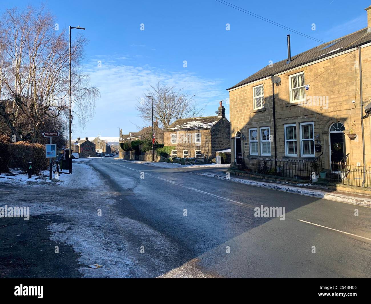 Burley in Wharfedale UK Yorkshire England Village Town Menschen Winter Herbst Frühling kaltes Wetter Eis Schnee Stein Häuser alten viktorianischen Design Gärten - Smartphone-aufgenommenes Stockfoto
