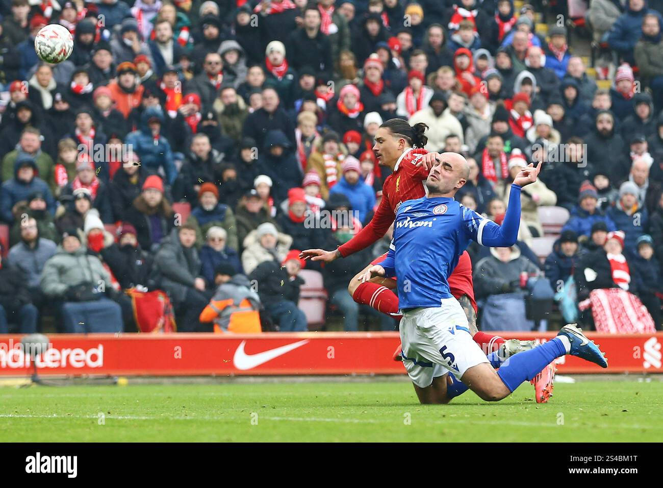 Liverpool, Großbritannien. Januar 2025. Darwin Nunez von Liverpool will schießen, aber seine Bemühungen werden von Farrend Rawson von Accrington Stanley blockiert. Emirates FA Cup 3. Runde Spiel, Liverpool gegen Accrington Stanley in Anfield in Liverpool am Samstag, 11. Januar 2025. Dieses Bild darf nur für redaktionelle Zwecke verwendet werden. Nur redaktionelle Verwendung. bild von Chris Stading/Andrew Orchard Sportfotografie/Alamy Live News Credit: Andrew Orchard Sportfotografie/Alamy Live News Stockfoto