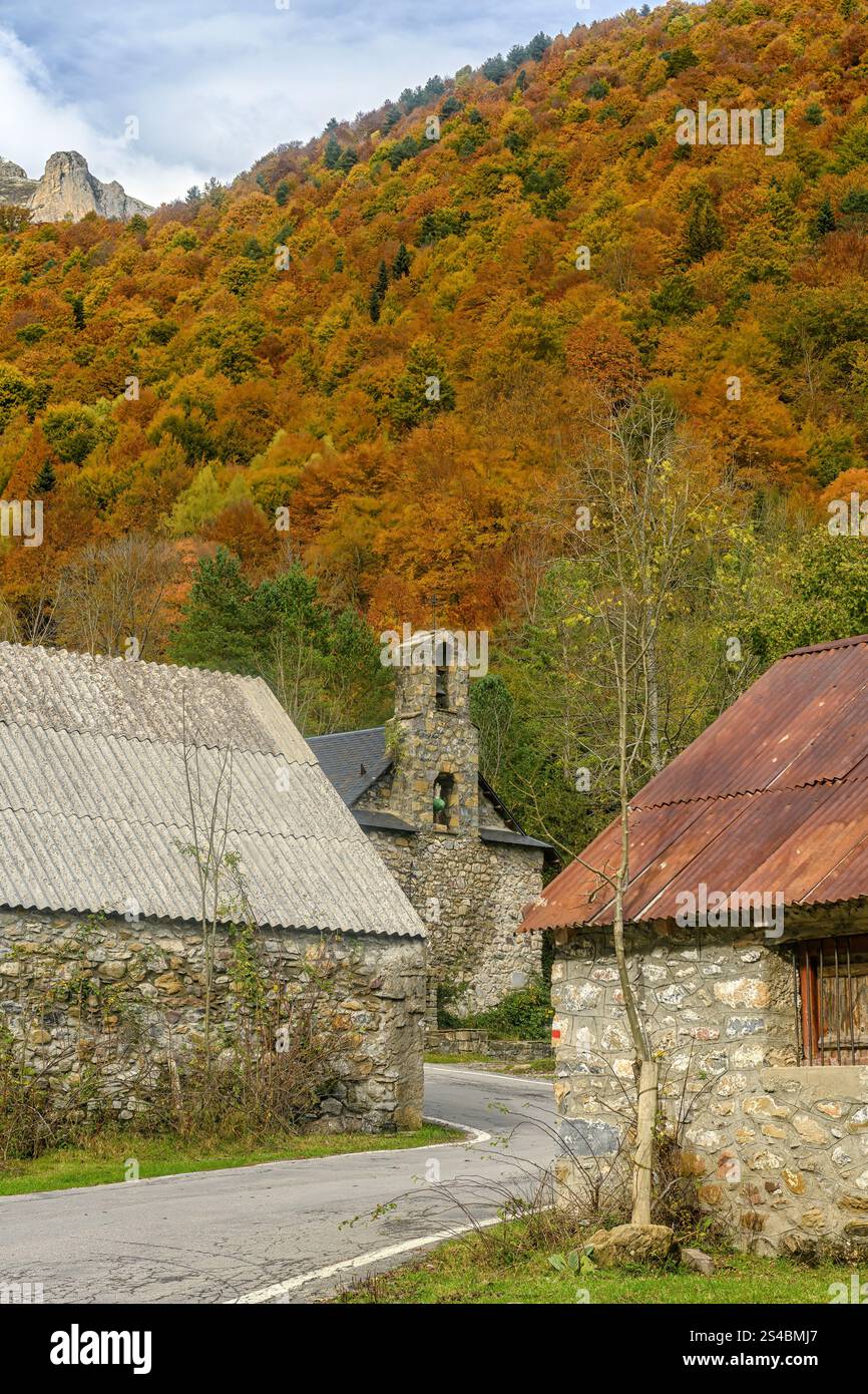 Traditionelle Steinhäuser im Valle de Pineta, umgeben von einem Hügel mit herbstlichen Farben und malerischem Charme. Stockfoto