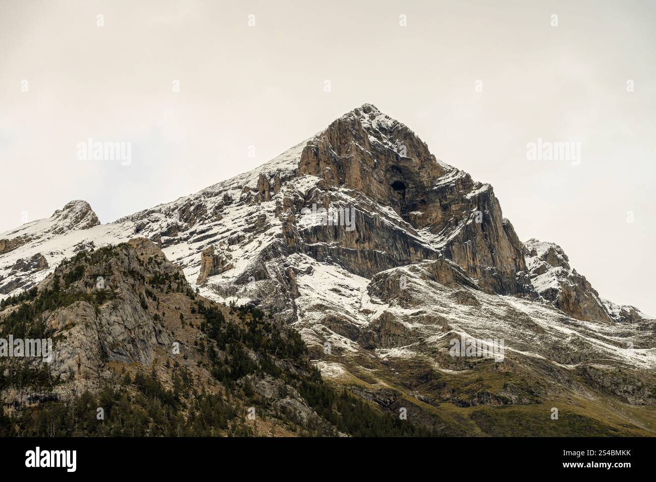 Nahaufnahme eines dramatischen schneebedeckten Berggipfels mit scharfen Graten und natürlichen Texturen im Valle de Pineta. Stockfoto