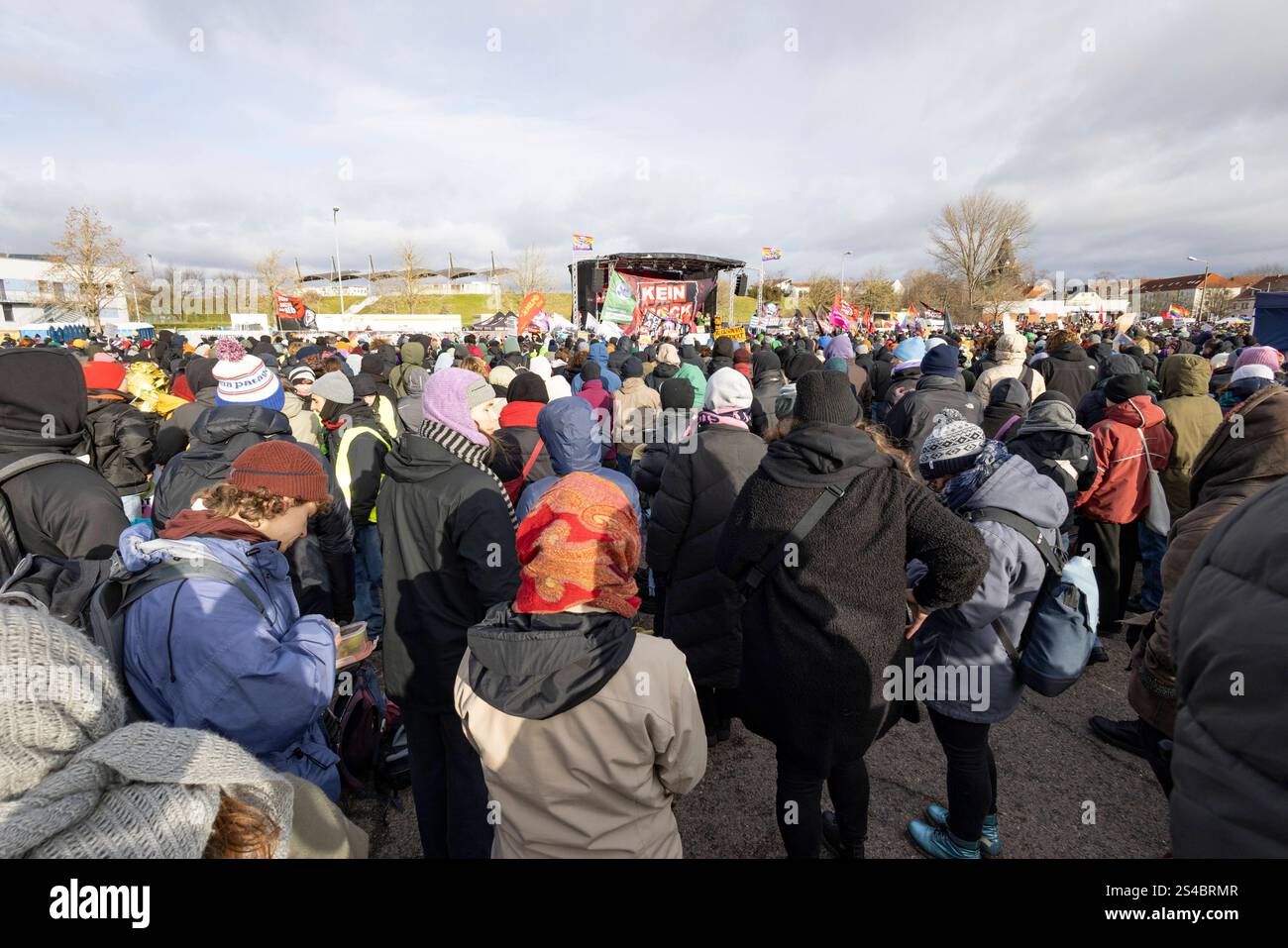 Tausende Menschen aus dem gesamten Bundesgebiet protestieren seit Samstagmorgen, 11.01.2025, im saechsischen Riesa gegen den AfD-Bundesparteitag Foto. Strassenblockaden rund um die und in der Stadt verzoegerten den Beginn des Parteitags. Siehe epd-Meldung vom 11.01.2025 NUR REDAKTIONELLE VERWENDUNG *** Tausende von Menschen aus ganz Deutschland protestieren seit Samstagmorgen, 11 01 2025 Foto Straßenblockaden um und in der Stadt verzögerten den Start der Parteikonferenz siehe epd-Bericht vom 11 01 2025 REDAKTIONELLE NUTZUNG NUR Copyright: Stockfoto