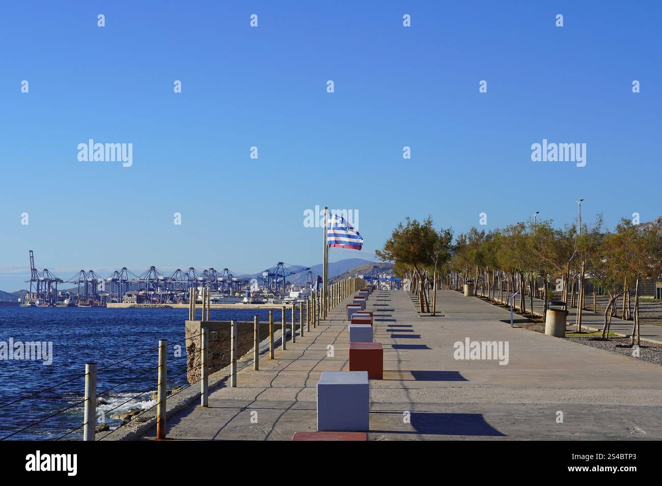 Eine Strandpromenade in Drapetsona, in der Nähe von Piräus und dem Containerterminal in Perama Stockfoto