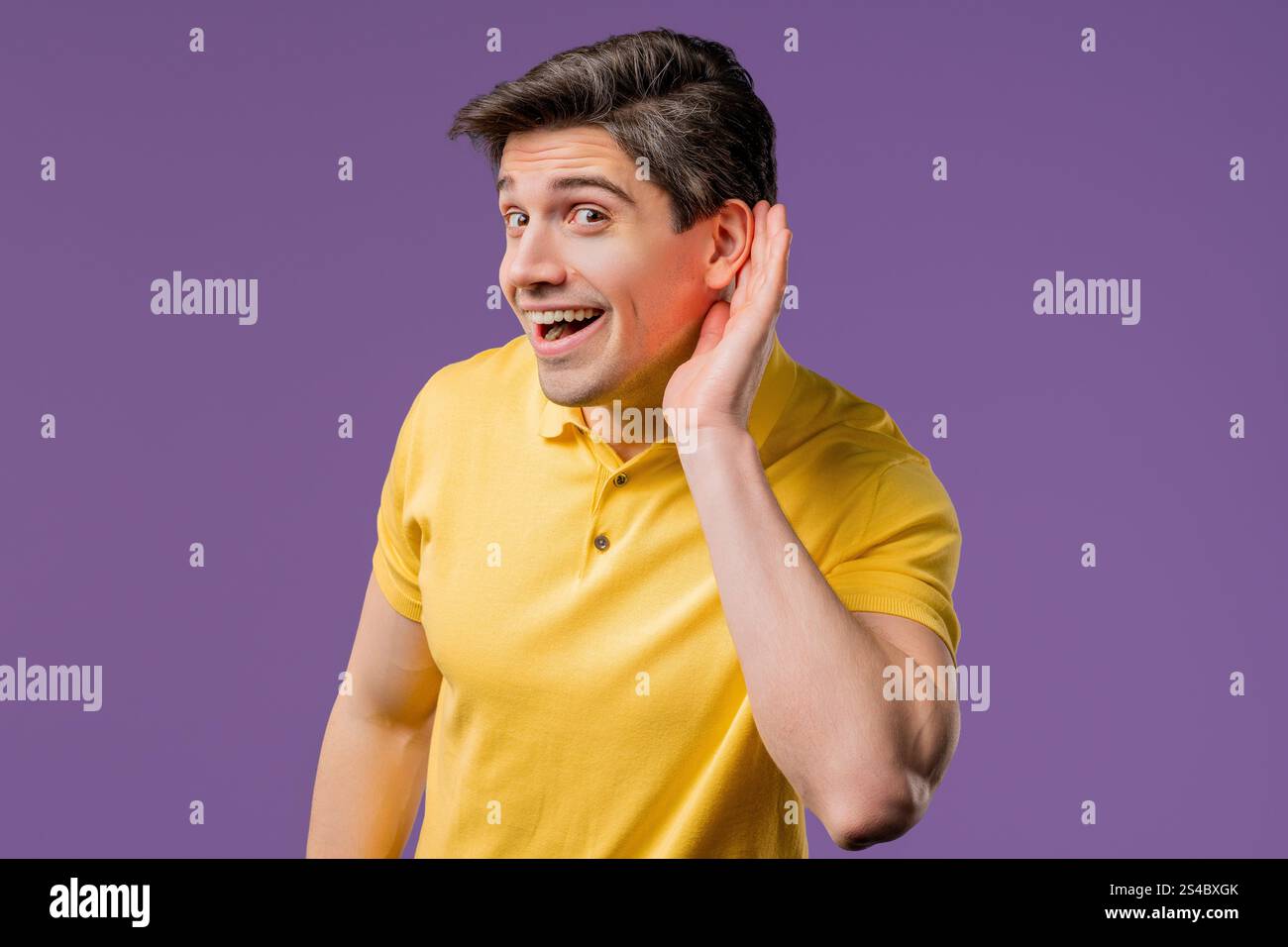 Interessierter Mann mittleren Alters fragt WAS, hört nicht. Flüsterleiser Sound. Hörverlust und Taubheit, Missverständnisprobleme. Stockfoto