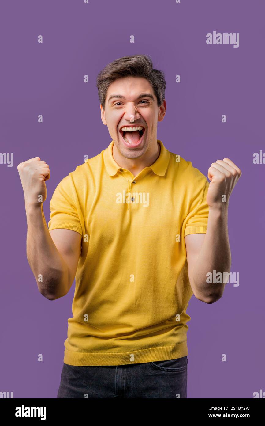 Gutaussehender Mann zeigt Triumph Ja JA Geste des Sieges, er erzielte Resultate, Tore. Guy Good, Happy, überraschte aufgeregte Happy Lady auf violettem Hintergrund. Stockfoto