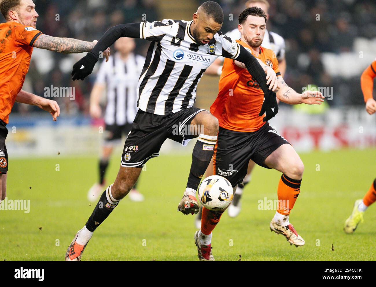 PAISLEY, SCHOTTLAND – 11. JANUAR: Michael Mandaron von St Mirren (L) und William Ferry von Dundee United von Dundee United im SMiSA Stadium am 11. Januar 2025 in Paisley, Schottland. (Foto: Paul Byars / Alamy Live News) Stockfoto