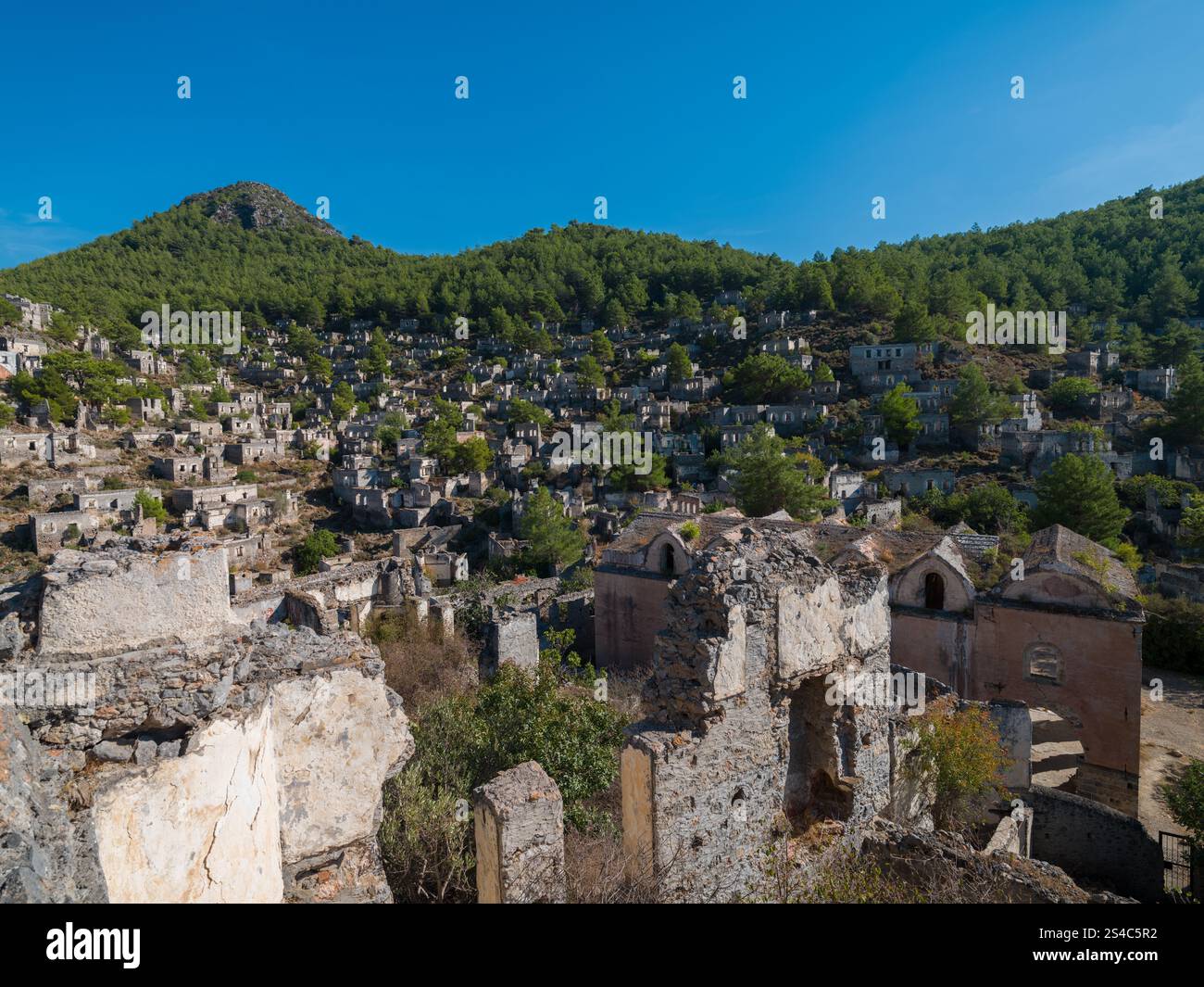 Ein altes griechisches Dorf, bekannt als Kayakoy oder Levissi. Historische Kirchen und Häuser. Eine Geisterstadt in der Nähe von Fethiye. Reisen in der Türkei Mugla Stadt Stockfoto