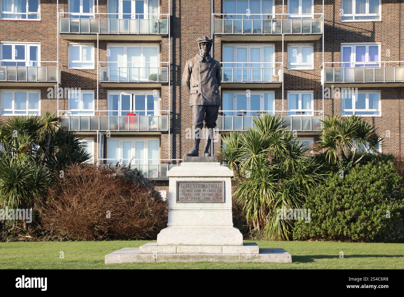 Die Statue von Charles Stewart Rolls in Dover, Großbritannien. Der erste Mann, der den Kanal überquerte und mit einem einzigen Flug am 2. Juni 1910 zurückkehrte. Stockfoto