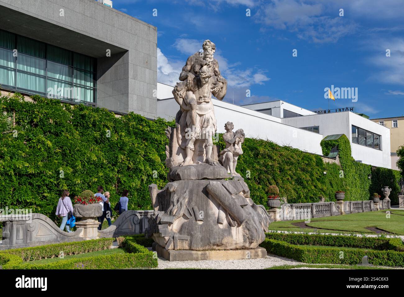 SALZBURG, ÖSTERREICH - 24. MAI 2024: Dies ist eine skulpturale Komposition im Mirabell Park - das Element des Feuers - Aeneas und sein Vater Anchisom, flüchten Th Stockfoto