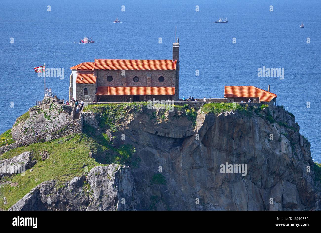 Besuch der Gaztelugatxe - einer Insel an der Küste der Biskaya. Baskenland, Spanien Stockfoto