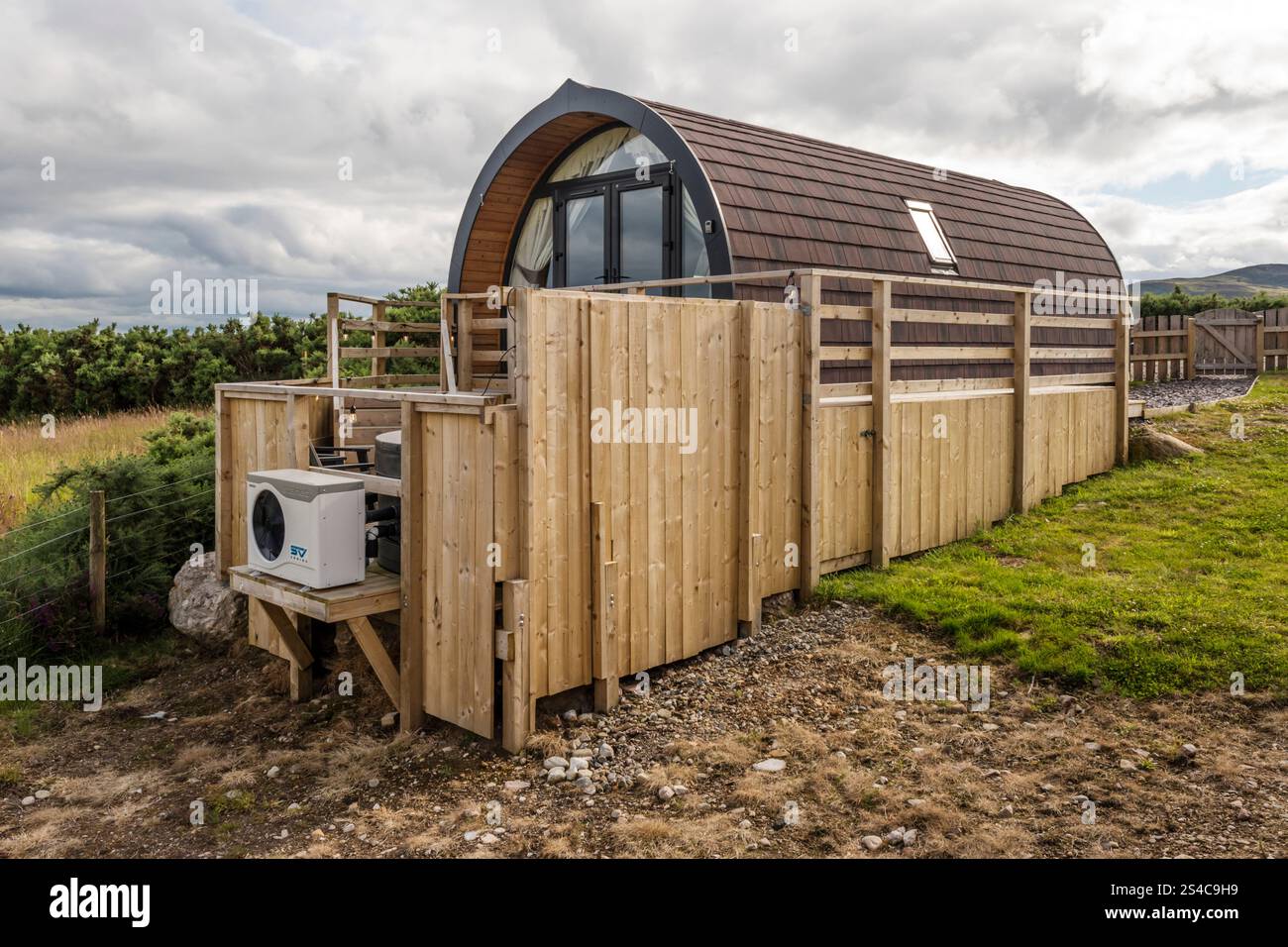 Eine Wärmepumpe der Spanet SV-Serie, die an den NC500 Glamping Pods in Brora an der Ostküste Schottlands verwendet wird. Stockfoto