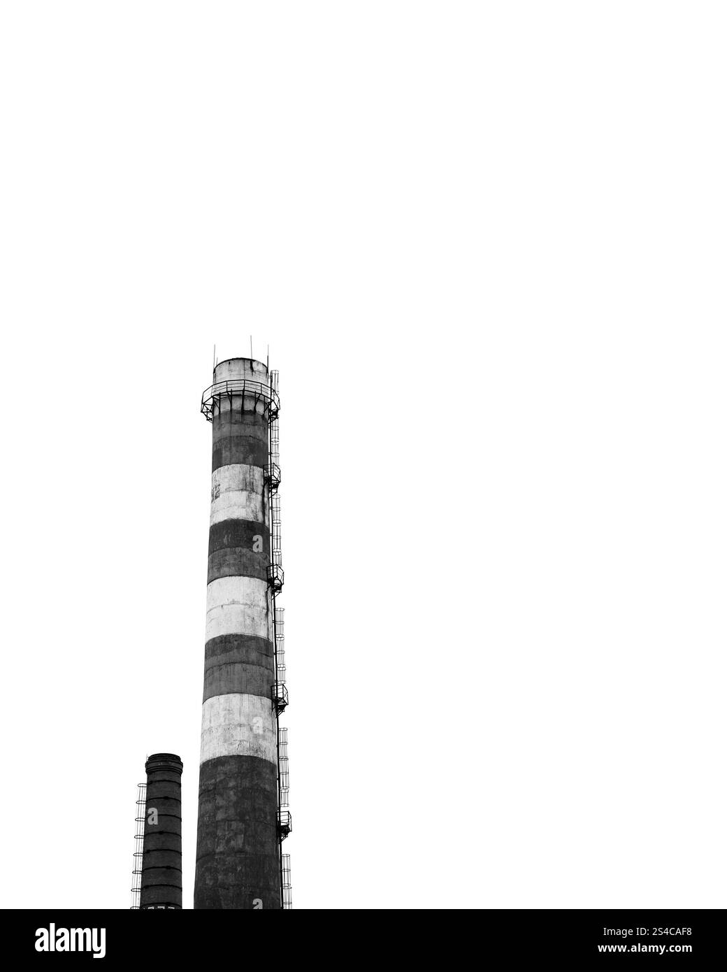 Schwarzweißbild des industriellen Schornsteins oder des Rauchstapels einer Anlage oder Fabrik gegen bewölkten Himmel, Luftverschmutzung, Umweltauswirkungen und Inter Stockfoto