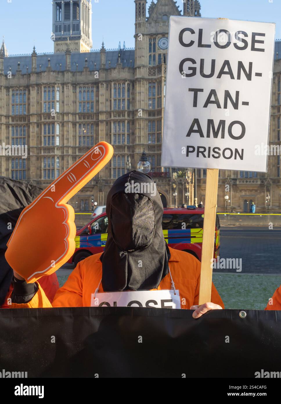 London, Großbritannien. Die Mahnwache in London markierte die 23 Jahre des illegalen Folterlagers der US-Regierung in Guantanamo, wo rund 800 Männer festgehalten und gefoltert wurden, fast alle unschuldig an einem Verbrechen - nur 16 wurden jemals von den USA angeklagt. Die meisten wurden oft ohne Anklage entlassen, nachdem sie viele Jahre lang festgehalten wurden. 15 verbleiben , und die Mahnwache rief Biden auf , das Folterlager zu schließen , bevor Trump sein Amt antritt . Peter Marshall/Alamy Live News Stockfoto