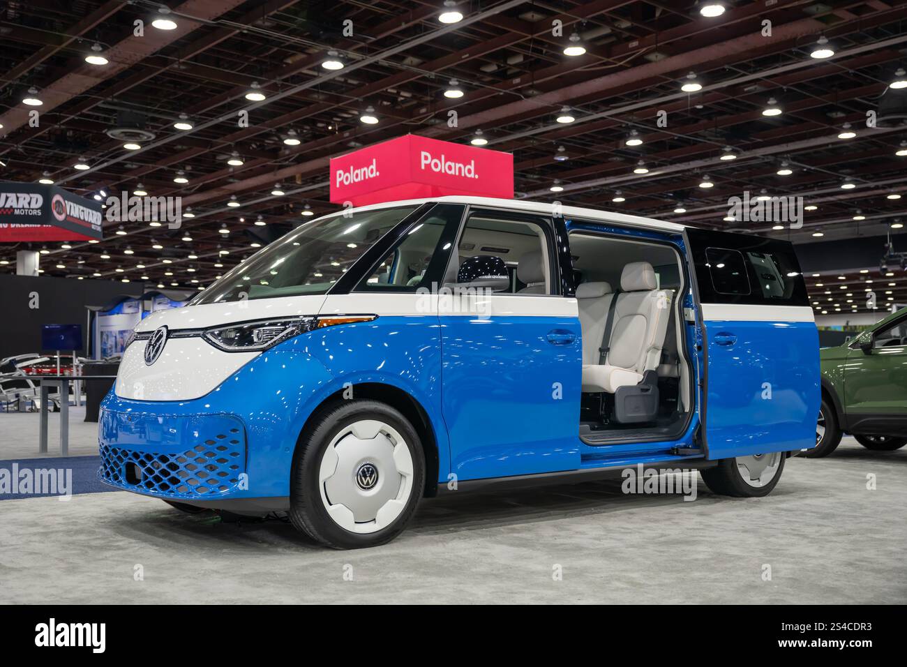 DETROIT, MI/USA – 10. JANUAR 2025: Ein 2025er Volkswagen I.D. Buzz EV Kleinbus im Retro-Stil, North American International Detroit Auto Show (NAIAS). Stockfoto