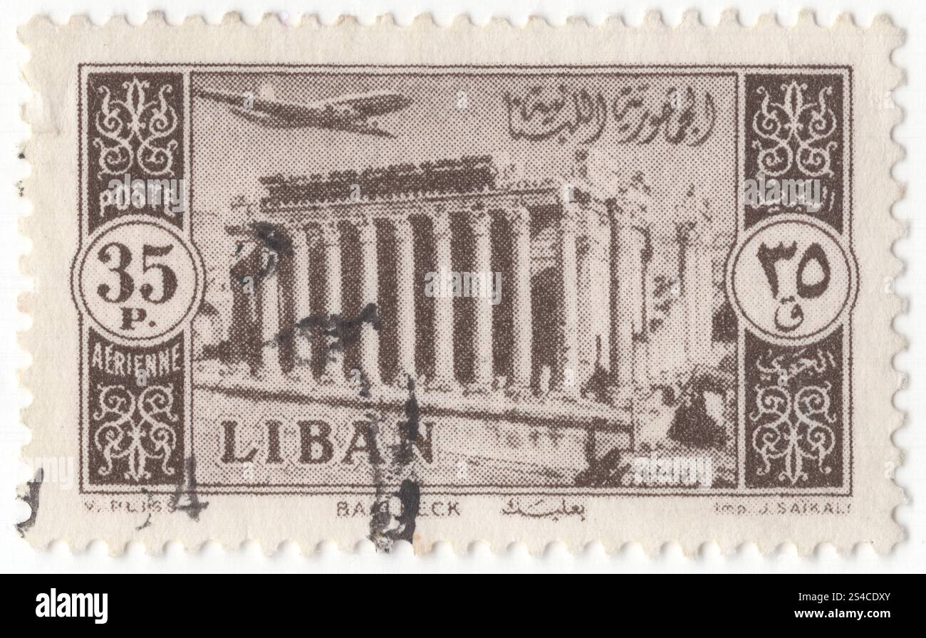 LIBANON - 1. März 1954: Schwarz-brauner Luftpoststempel von 35, der das Flugzeug über den Ruinen des Sun (Bacchus)-Tempels in Baalbek darstellt, dessen Geschichte mindestens 11.000 Jahre zurückreicht und bedeutende Epochen wie prähistorische, kanaanitische, hellenistische und römische Epochen umfasst. Das Missverständnis des Bacchus-Tempels als „Tempel der Sonne“, betrachtete ihn als den am besten erhaltenen römischen Tempel der Welt Stockfoto