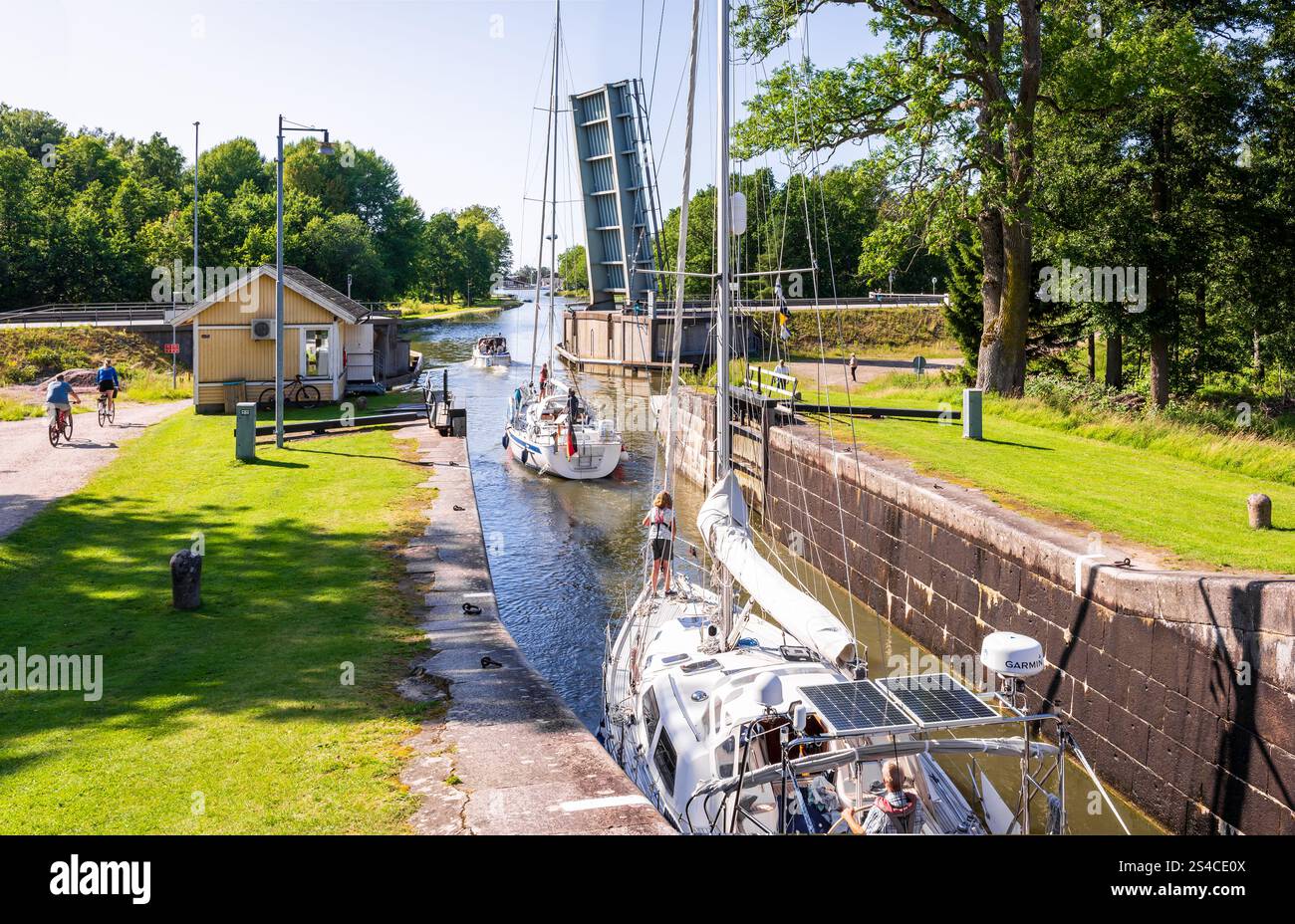 Das Deck der Sjötorp Klappbrücke ist erhöht, um Boote nach dem Passieren der Schleuse 4-5 am Göta-Kanal in Richtung Sjötorp-Hafen vorbeisegeln zu lassen. Stockfoto