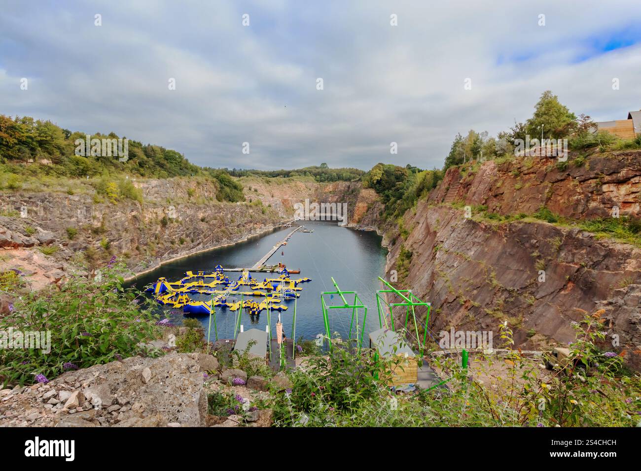 Das National Diving and Activity Centre (NDAC), Eine Einrichtung in einem großen überfluteten Steinbruch in Tidenham, Nr Chepstow, Gloucestershire, England, Stockfoto