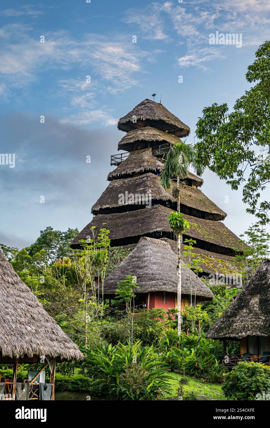 Strohhütten und Aussichtsturm, Napo Eco Lodge, Añangu See, Amazonas Regenwald, Yasuni Nationalpark, Ecuador, Südamerika Stockfoto