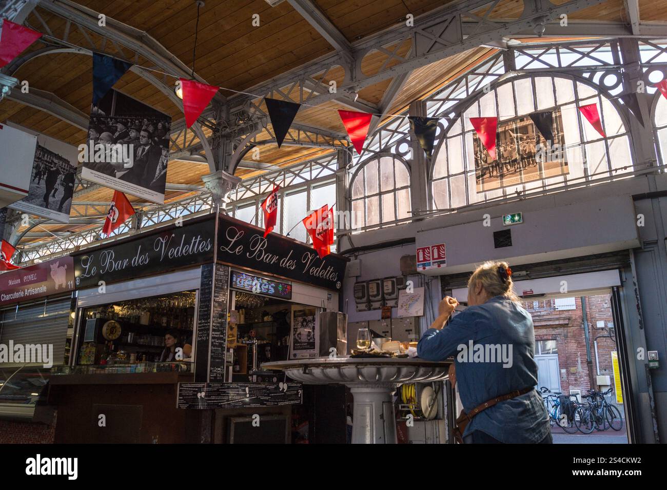 Mittagessen mit Austern, Brot, Käse und Weißwein in der Bar des Vedettes, dem überdachten Markt von Saint-Cyprien, Toulouse, Haute-Garonne, Occitanie, Frankreich Stockfoto
