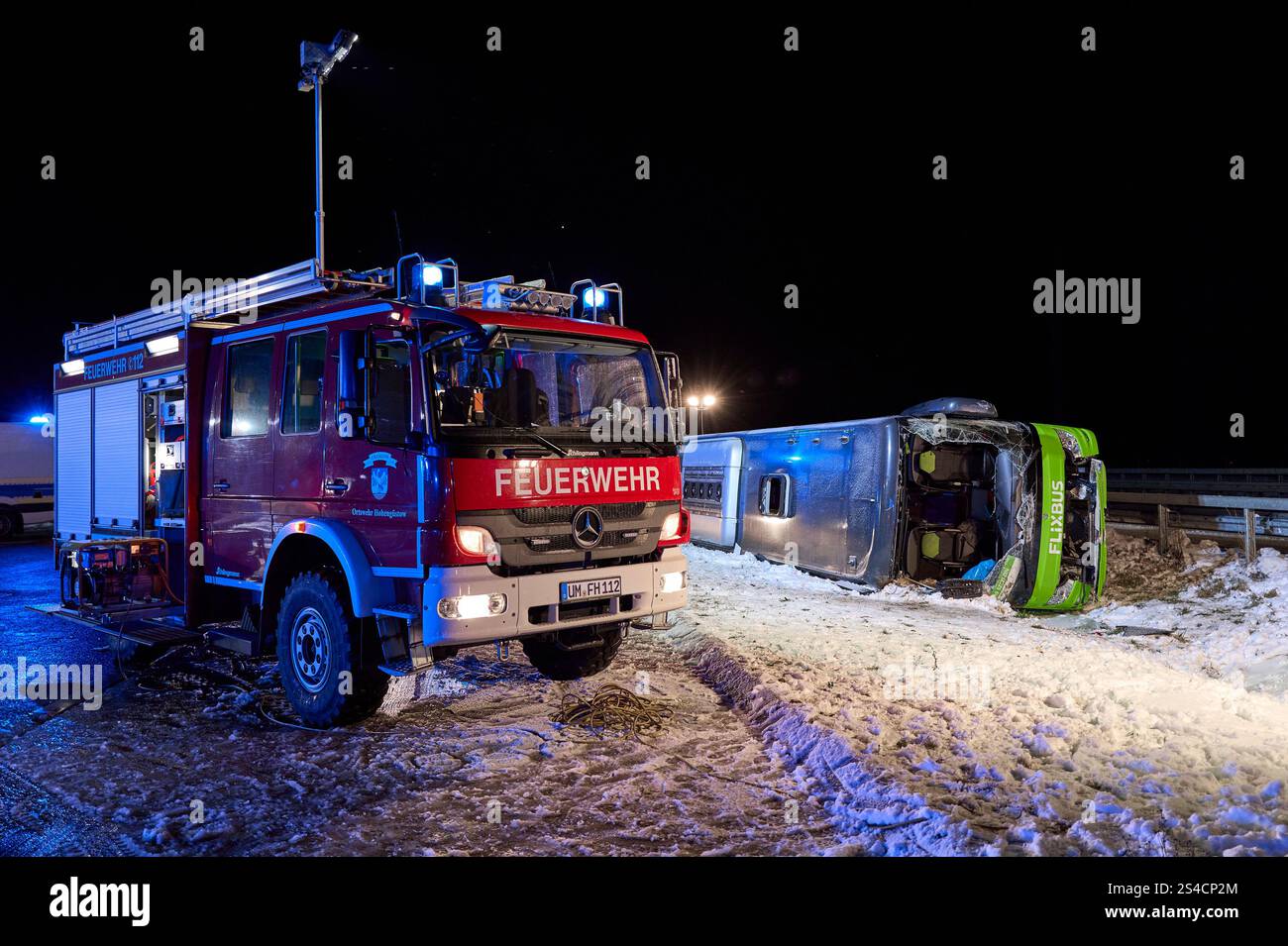 Uckermark, Deutschland. Januar 2025. Rettungsdienste arbeiten am Unfallort. Ein aus Berlin kommender Flixbus verließ aus unbekanntem Grund die Straße am Rastplatz Randowbruch-Süd auf der A11 und blieb auf ihrer Seite stehen. Es gab zwei Tote. Quelle: Michael UKAS/dpa/Alamy Live News Stockfoto