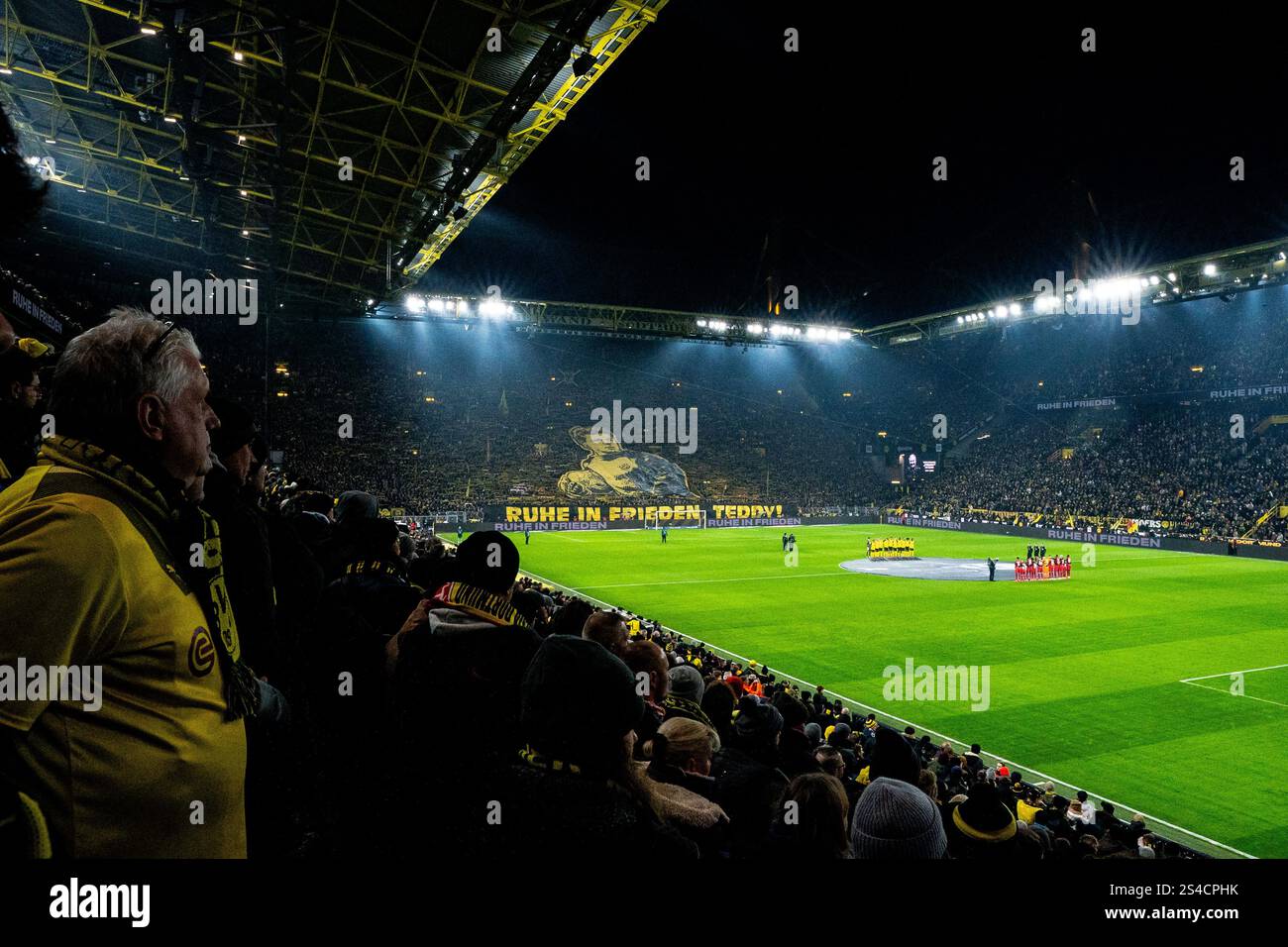 DORTMUND, DEUTSCHLAND - 10. JANUAR: Spieler von Borussia Dortmund und Bayer 04 Leverkusen legen am 10. JANUAR 2025 im Signal Iduna Park in Dortmund eine Schweigeminute für Wolfgang 'Teddy' de Beer ein, den ehemaligen Torhüter und Torwarttrainer von Borussia Dortmund, vor dem Bundesliga-Spiel zwischen Borussia Dortmund und Bayer 04 Leverkusen. (Foto: Rene Nijhuis/MB Media) Stockfoto