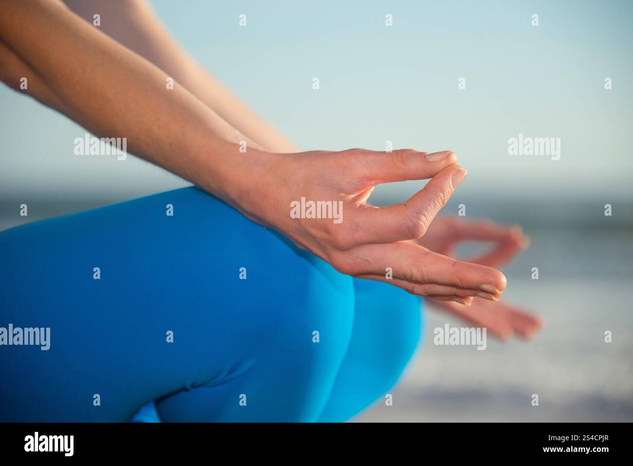 Yoga Hände, Nahaufnahme einer Frau, die meditiert und Atemübungen macht. Stockfoto