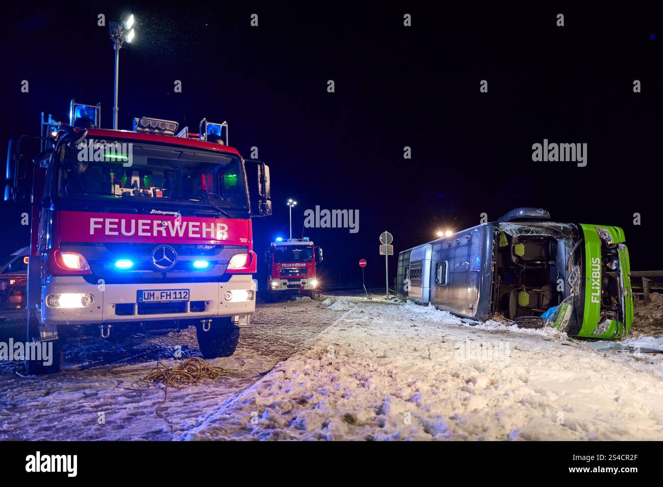 Uckermark, Deutschland. Januar 2025. Rettungsdienste arbeiten am Unfallort. Ein aus Berlin kommender Flixbus verließ aus unbekanntem Grund die Straße am Rastplatz Randowbruch-Süd auf der A11 und blieb auf ihrer Seite stehen. Es gab zwei Tote. Quelle: Michael UKAS/dpa/Alamy Live News Stockfoto
