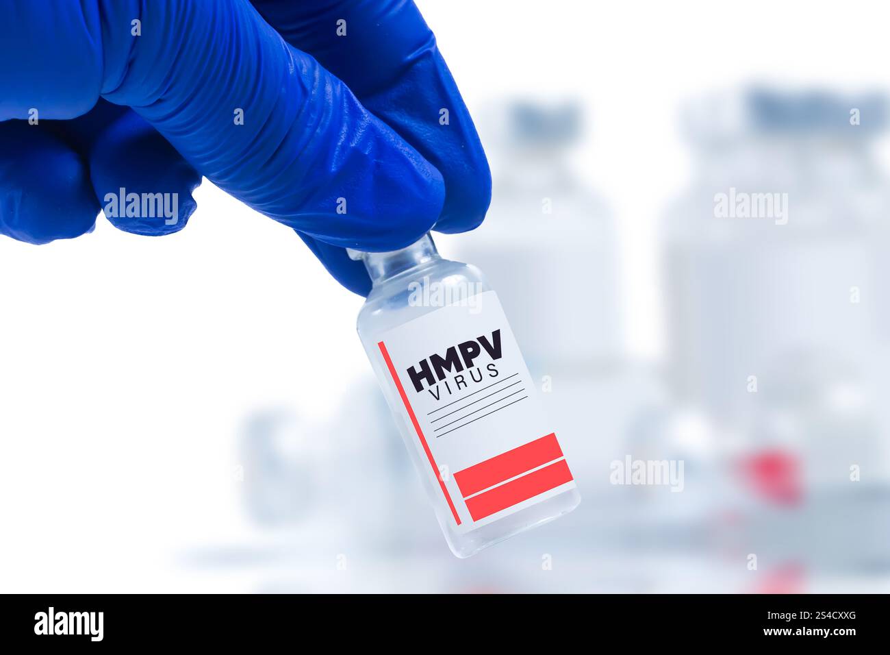 Ein Wissenschaftler, der unter kontrollierten Laborbedingungen mit Handschuhen eine HMPV-Virusflasche sorgfältig hält. Perfekt für wissenschaftliche Artikel, Healthcar Stockfoto