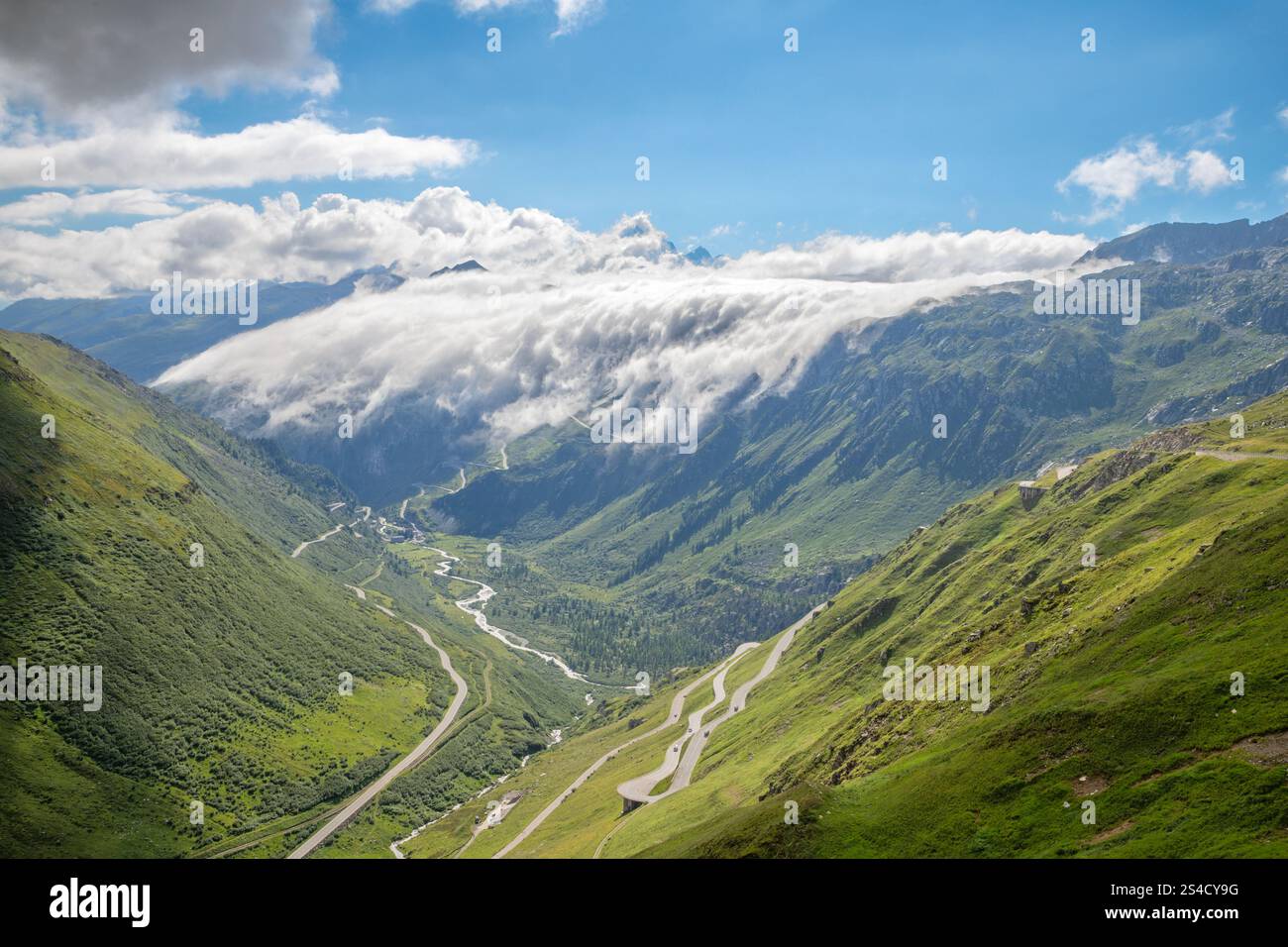 Die 'Welle' der Wolken vom Alpenpass Stockfoto