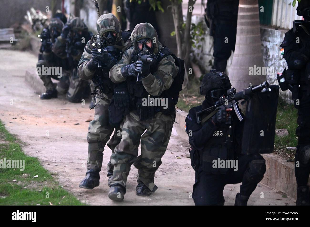 Prayagraj, Uttar Pradesh, Indien. Januar 2025. Das Kommando der National Security Guard (NSG) führte eine Scheinübung bei der Vorbereitung der Maha Kumbh 2025 im Boat Club in Prayagraj durch. (Kreditbild: © Prabhat Kumar Verma/ZUMA Press Wire) NUR REDAKTIONELLE VERWENDUNG! Nicht für kommerzielle ZWECKE! Stockfoto