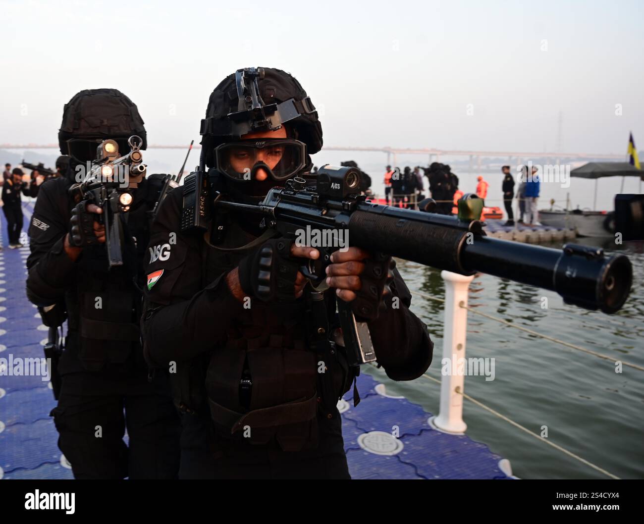 Prayagraj, Uttar Pradesh, Indien. Januar 2025. Das Kommando der National Security Guard (NSG) führte eine Scheinübung bei der Vorbereitung der Maha Kumbh 2025 im Boat Club in Prayagraj durch. (Kreditbild: © Prabhat Kumar Verma/ZUMA Press Wire) NUR REDAKTIONELLE VERWENDUNG! Nicht für kommerzielle ZWECKE! Stockfoto