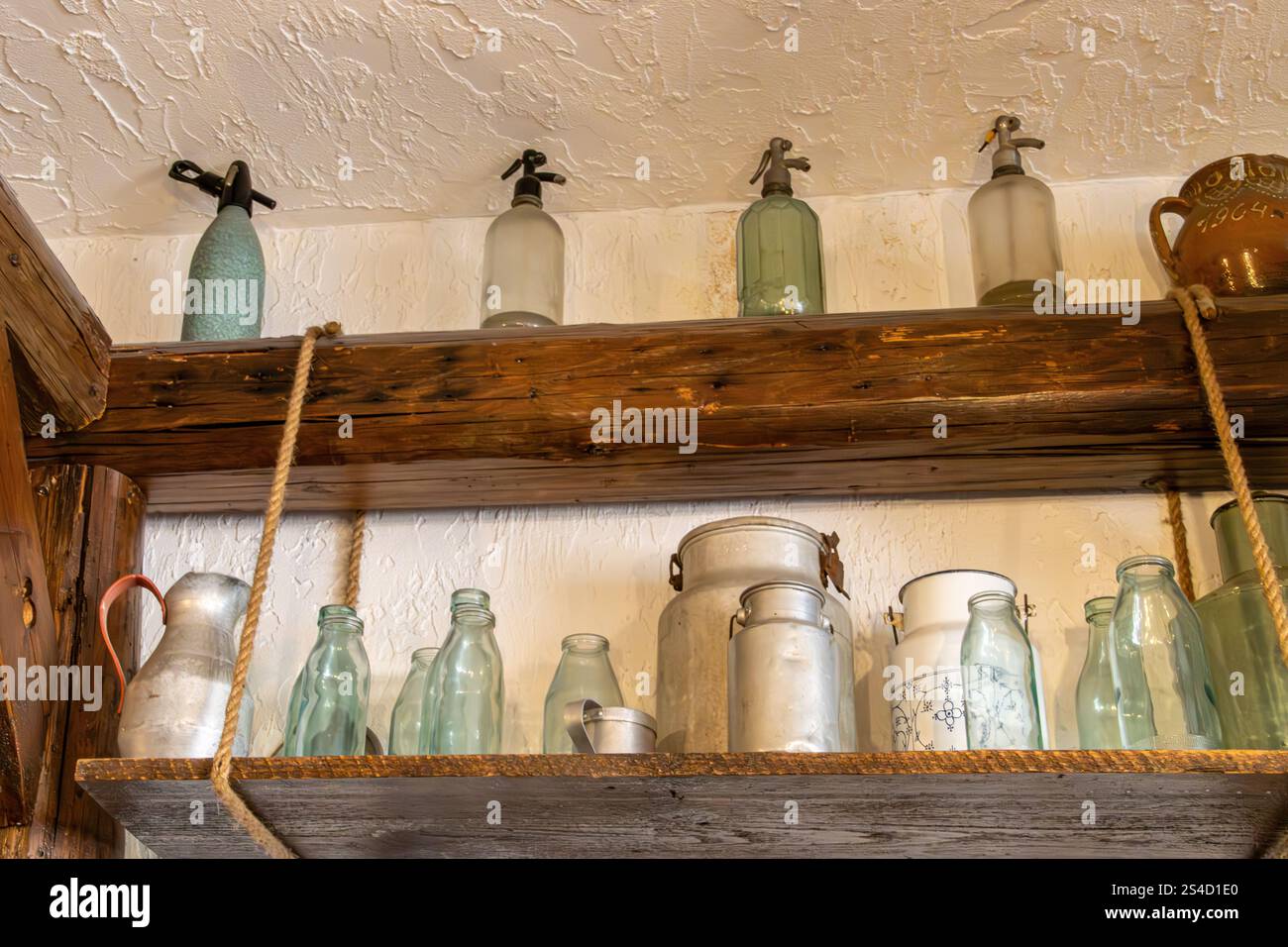 Alte Glasflaschen auf einem Regal. Antike Retro-Siphonflaschen Stockfoto