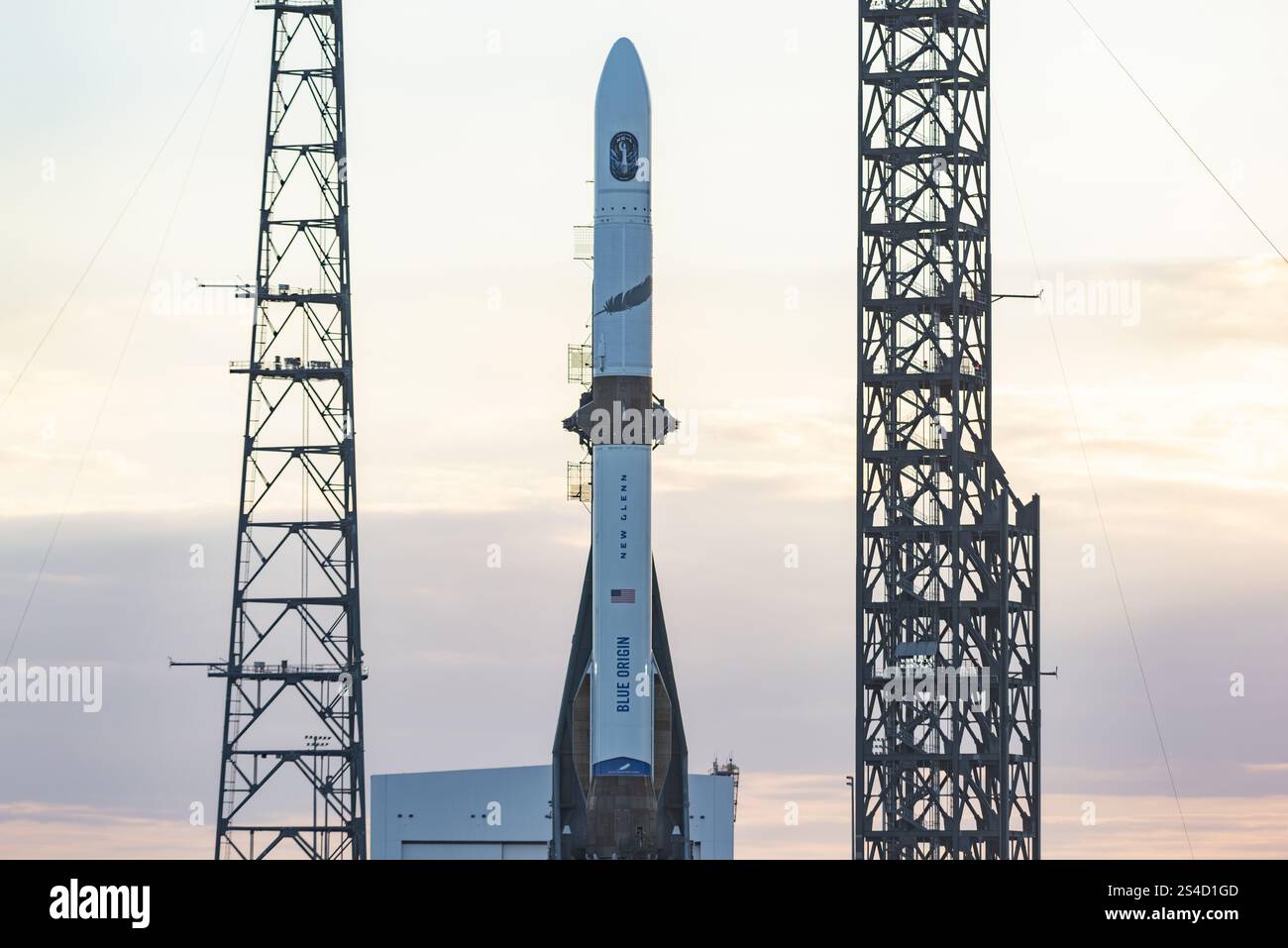 10. Januar 2025: Die New Glenn-Rakete von Blue Origin wird bei Sonnenuntergang vor ihrem ersten Start gesehen. Quelle: Brandon Moser/Alamy Live News Stockfoto