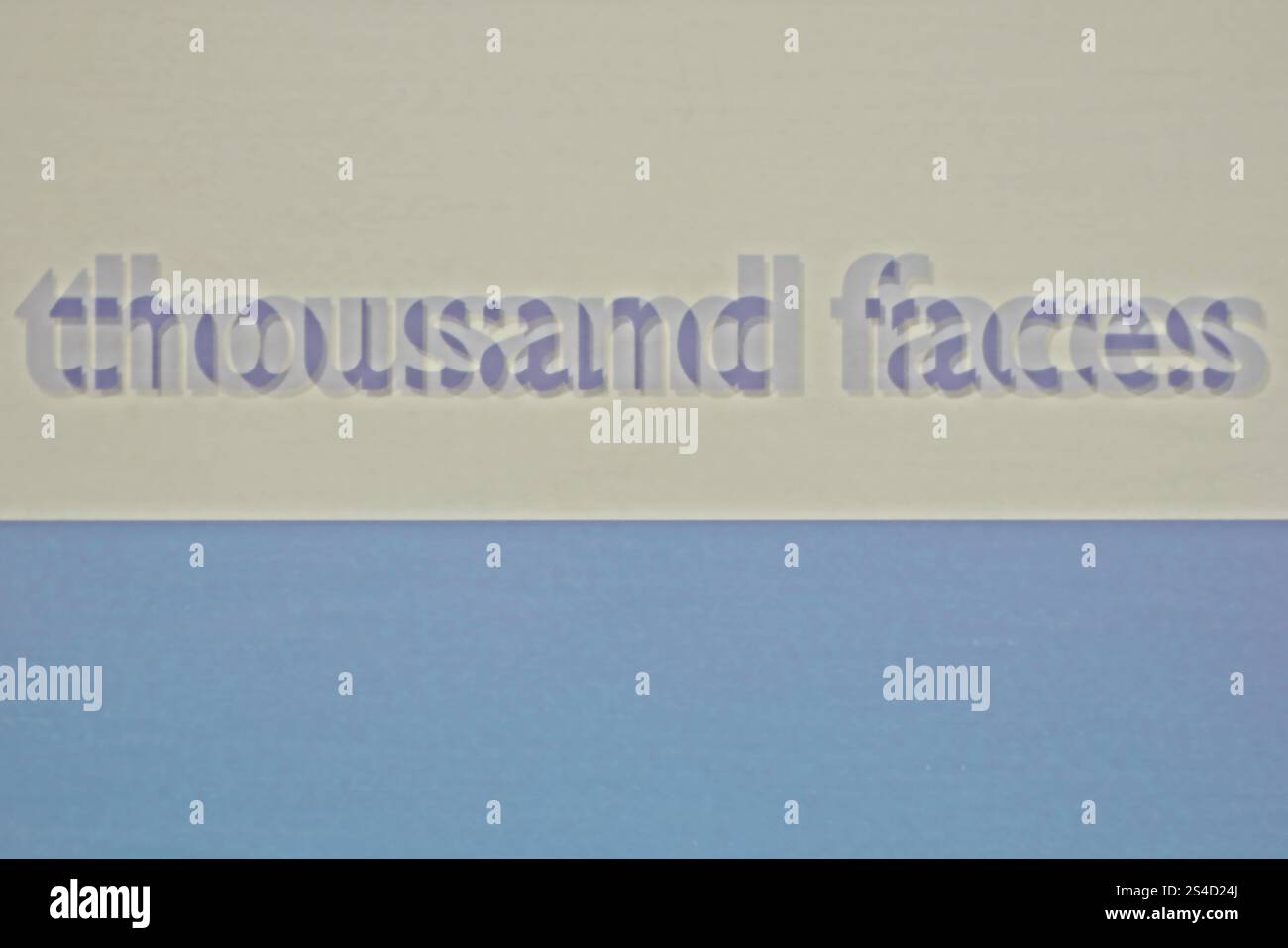 Beispiel für das Sehen mit Astigmatismus, einem Brechungsfehler, der verzerrtes oder verschwommenes Sehen oder Doppelfokussierung in beliebiger Entfernung verursacht. Stockfoto