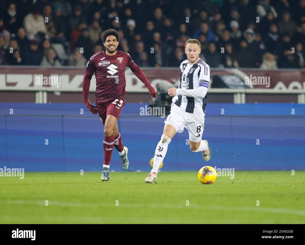 Turin, Italien. Januar 2025. Teun Koopmeiners vom Juventus FC und Saúl Coco vom Turin FC während der italienischen Saison 2024/25, Fußballspiel zwischen Turin FC und Juventus FC am 11. Januar 2025 im Stadio Olimpico „Grande Torino“, Turin, Italien. Quelle: Nderim Kaceli/Alamy Live News Stockfoto