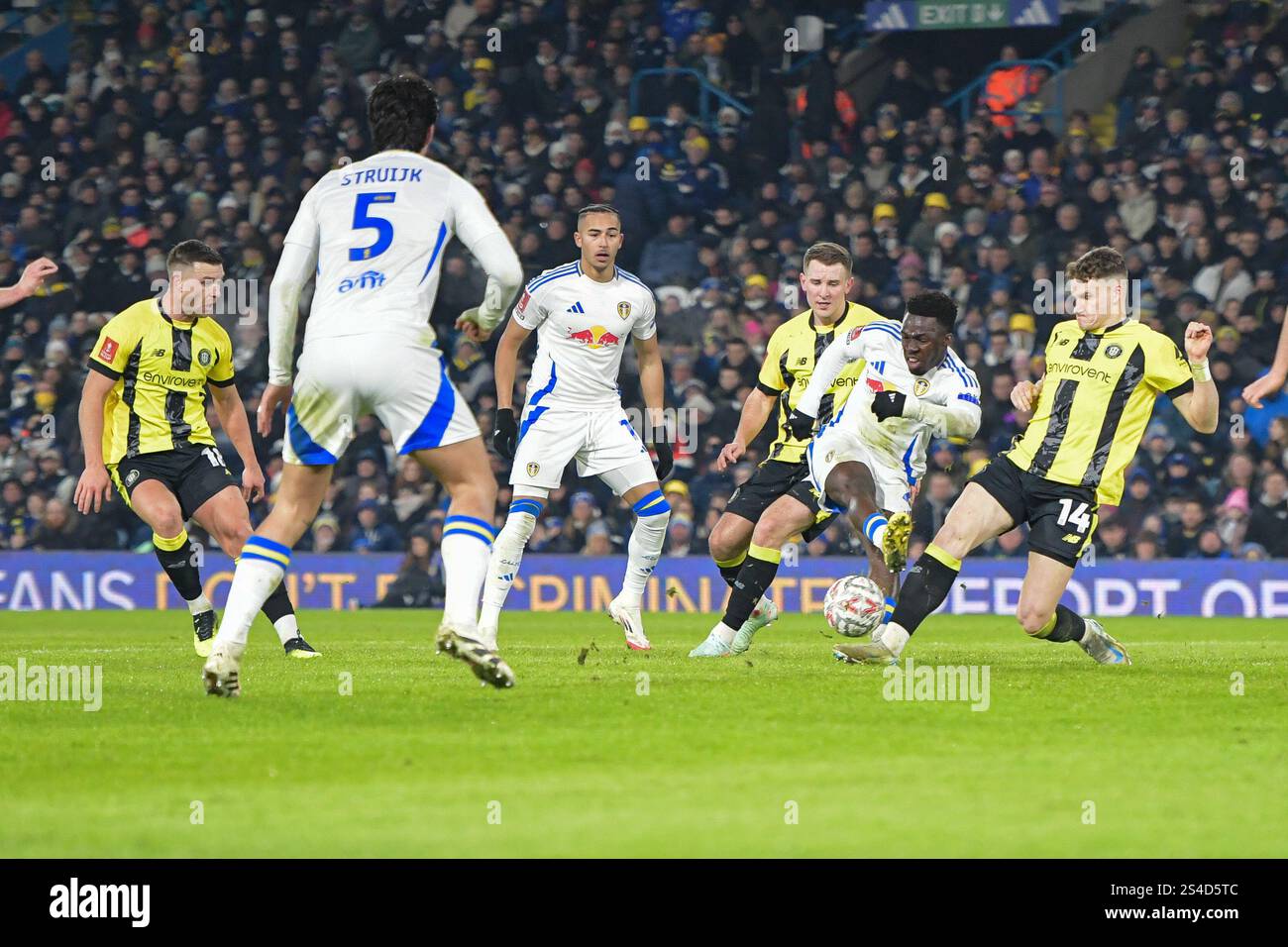 Toby Sims von Harrogate Town blockiert den Schuss von Wilfried Gnonto während des Spiels der dritten Runde des Emirates FA Cup zwischen Leeds United und Harrogate Town in der Elland Road, Leeds am Samstag, den 11. Januar 2025. (Foto: Scott Llewellyn | MI News) Credit: MI News & Sport /Alamy Live News Stockfoto