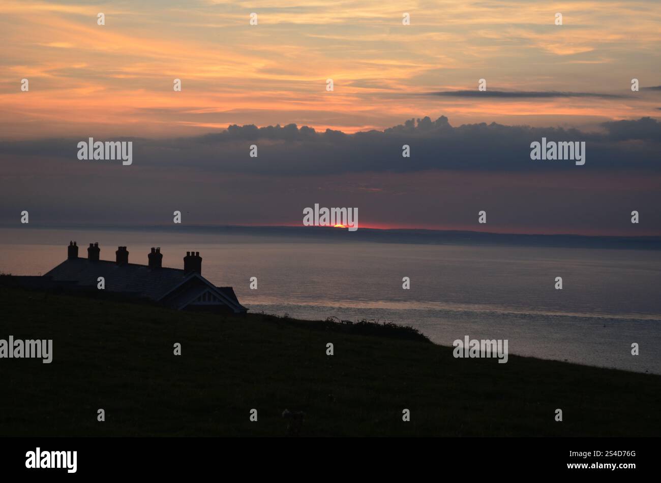 Niedriger Sonnenuntergang über Isle of Wight Coastguard Cottages Stockfoto