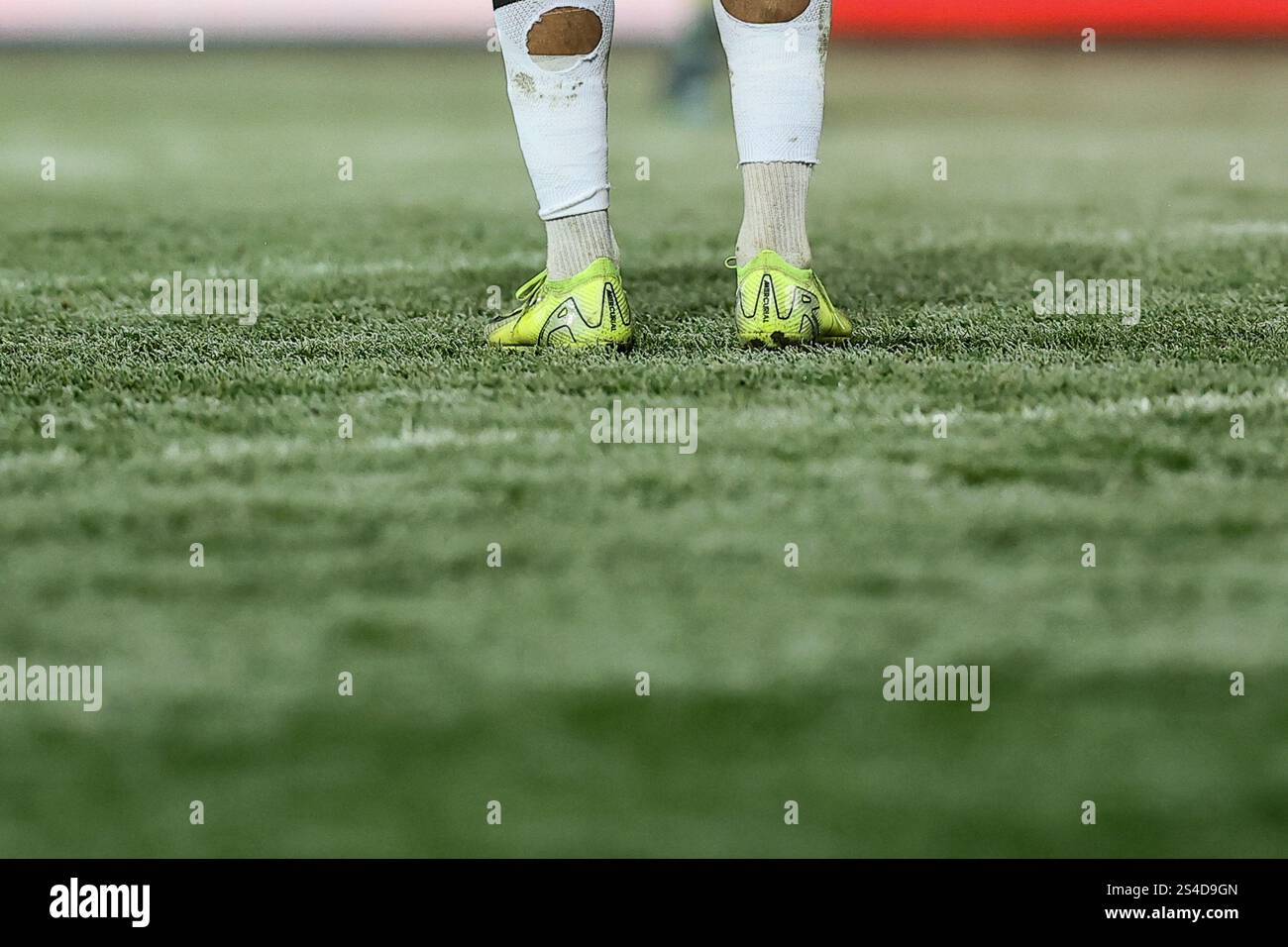 Charleroi, Belgien. Januar 2025. Die Abbildungen zeigen den gefrorenen Platz während eines Fußballspiels zwischen Sporting Charleroi und Union Saint-Gilloise am Samstag, den 11. Januar 2025 in Charleroi, am 21. Tag der Saison 2024-2025 der ersten Liga der „Jupiler Pro League“ der belgischen Meisterschaft. BELGA FOTO BRUNO FAHY Credit: Belga News Agency/Alamy Live News Stockfoto