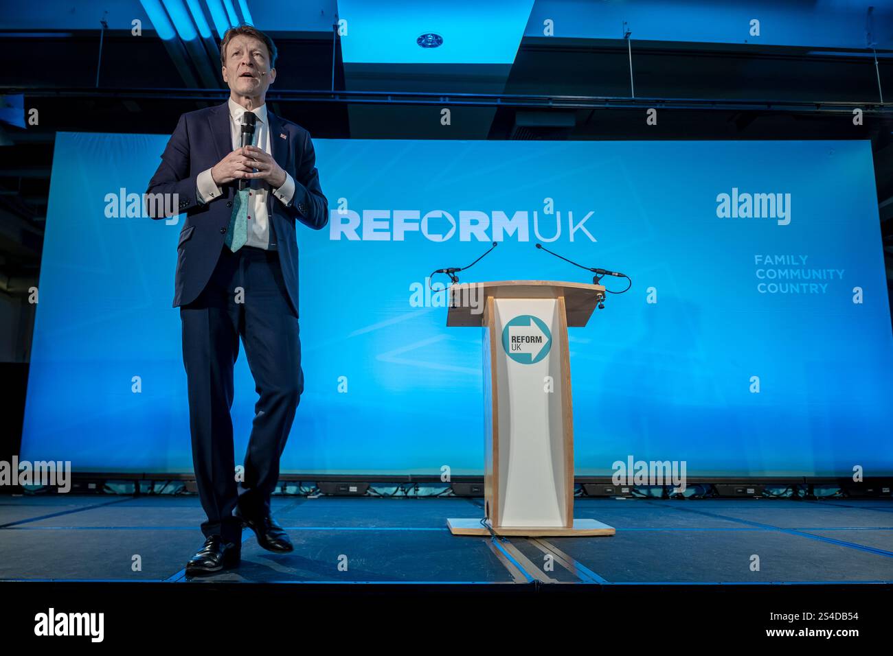 Surrey, Großbritannien. Januar 2025. Richard Tice, Deputy Leader of Reform UK, spricht auf der Südostkonferenz der Partei auf der Sandown Racecourse in Surrey, Esher, an Hunderten von Mitgliedern. Die Reformpartei versucht, auf der Dynamik der allgemeinen Wahlen aufzubauen, um Hunderte von Sitzen bei Kommunalwahlen im Laufe des Jahres zu gewinnen. Guy Corbishley/Alamy Live News Stockfoto