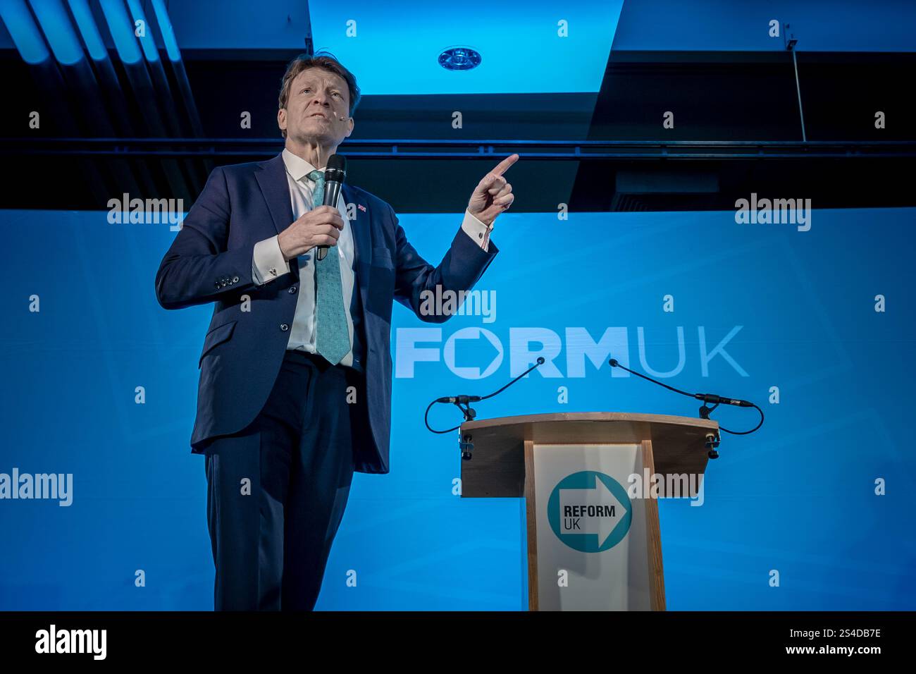 Surrey, Großbritannien. Januar 2025. Richard Tice, Deputy Leader of Reform UK, spricht auf der Südostkonferenz der Partei auf der Sandown Racecourse in Surrey, Esher, an Hunderten von Mitgliedern. Die Reformpartei versucht, auf der Dynamik der allgemeinen Wahlen aufzubauen, um Hunderte von Sitzen bei Kommunalwahlen im Laufe des Jahres zu gewinnen. Guy Corbishley/Alamy Live News Stockfoto