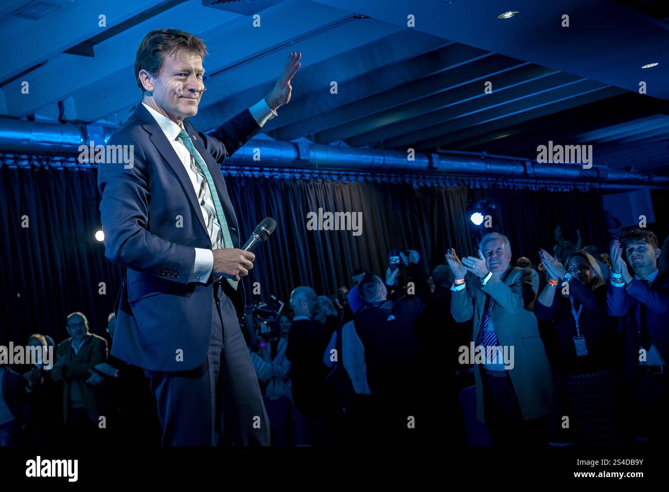Surrey, Großbritannien. Januar 2025. Richard Tice, Deputy Leader of Reform UK, spricht auf der Südostkonferenz der Partei auf der Sandown Racecourse in Surrey, Esher, an Hunderten von Mitgliedern. Die Reformpartei versucht, auf der Dynamik der allgemeinen Wahlen aufzubauen, um Hunderte von Sitzen bei Kommunalwahlen im Laufe des Jahres zu gewinnen. Guy Corbishley/Alamy Live News Stockfoto