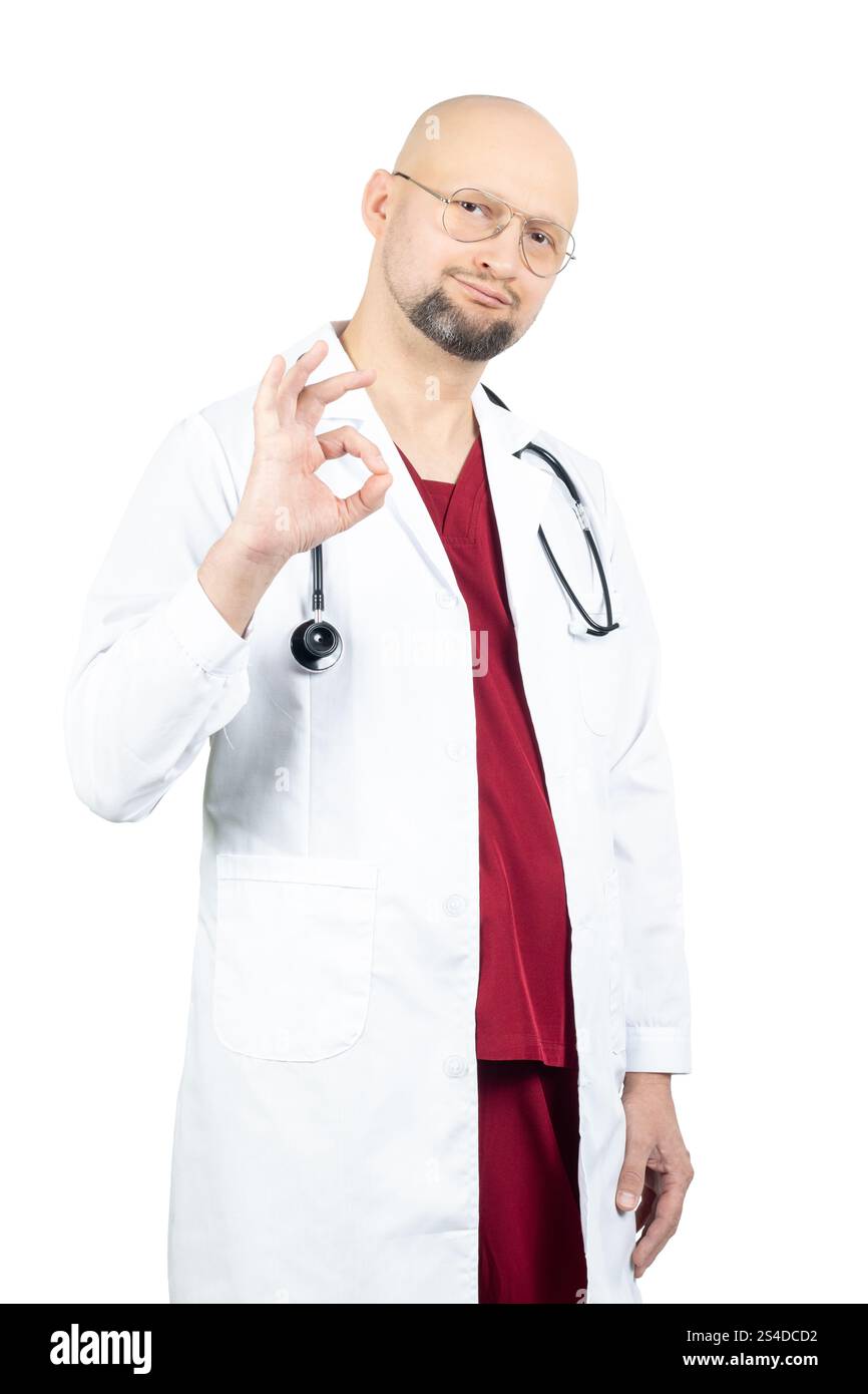 Ein glatzköpfiger Arzt mit einer Brille in weißem Labormantel und roten Peelings steht selbstbewusst mit einem Stethoskop um den Hals. Stockfoto