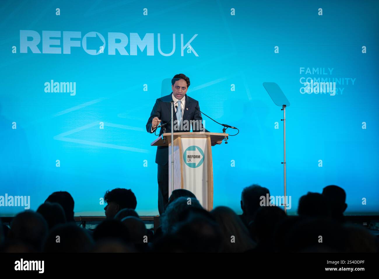 Surrey, Großbritannien. Januar 2025. Zia Yusuf, Vorsitzende von Reform UK, spricht auf der Südostkonferenz der Partei auf der Sandown Racecourse in Surrey, Esher, an Hunderten von Mitgliedern. Die Reformpartei versucht, auf der Dynamik der allgemeinen Wahlen aufzubauen, um Hunderte von Sitzen bei Kommunalwahlen im Laufe des Jahres zu gewinnen. Guy Corbishley/Alamy Live News Stockfoto