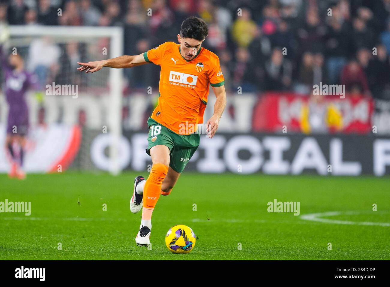 Pepelu of Valencia CF in action during the Spanish league, La Liga EA Sports, football match played between Sevilla FC and Valencia CF at Ramon Sanchez-Pizjuan stadium on January 11, 2025, in Sevilla, Spain. AFP7 11/01/2025 (Europa Press via AP) Stockfoto