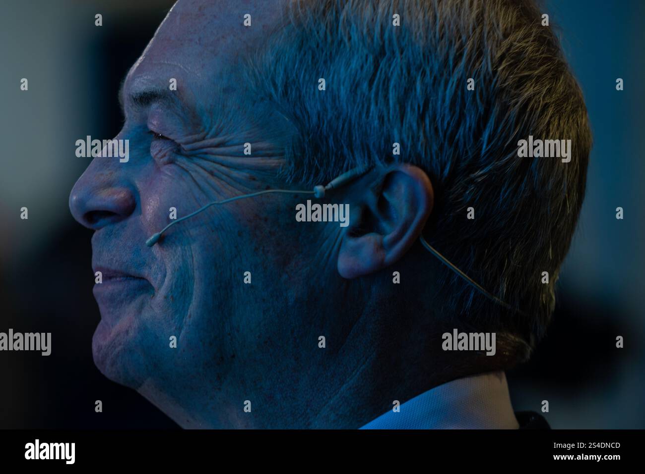 Surrey, Großbritannien. Januar 2025. Nigel Farage, Leader of Reform UK, bereitet sich darauf vor, Hunderte von Mitgliedern auf der Südostkonferenz der Partei auf der Sandown Racecourse in Surrey, Esher, zu sprechen. Die Reformpartei versucht, auf der Dynamik der allgemeinen Wahlen aufzubauen, um Hunderte von Sitzen bei Kommunalwahlen im Laufe des Jahres zu gewinnen. Guy Corbishley/Alamy Live News Stockfoto