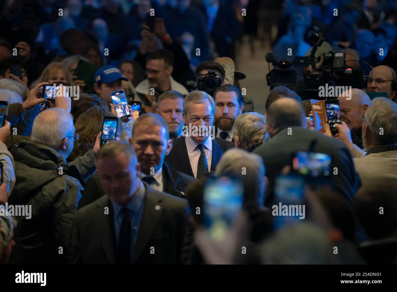 Surrey, Großbritannien. Januar 2025. Nigel Farage, Leader of Reform UK, kommt zu Hunderten von Mitgliedern auf der Südostkonferenz der Partei auf der Sandown Racecourse in Surrey, Esher. Die Reformpartei versucht, auf der Dynamik der allgemeinen Wahlen aufzubauen, um Hunderte von Sitzen bei Kommunalwahlen im Laufe des Jahres zu gewinnen. Guy Corbishley/Alamy Live News Stockfoto
