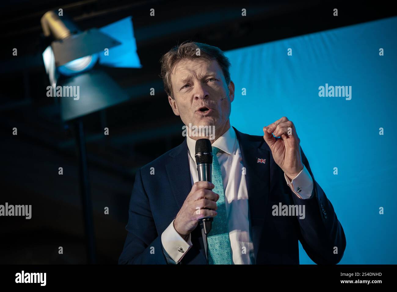 Surrey, Großbritannien. Januar 2025. Richard Tice, Deputy Leader of Reform UK, spricht auf der Südostkonferenz der Partei auf der Sandown Racecourse in Surrey, Esher, an Hunderten von Mitgliedern. Die Reformpartei versucht, auf der Dynamik der allgemeinen Wahlen aufzubauen, um Hunderte von Sitzen bei Kommunalwahlen im Laufe des Jahres zu gewinnen. Guy Corbishley/Alamy Live News Stockfoto