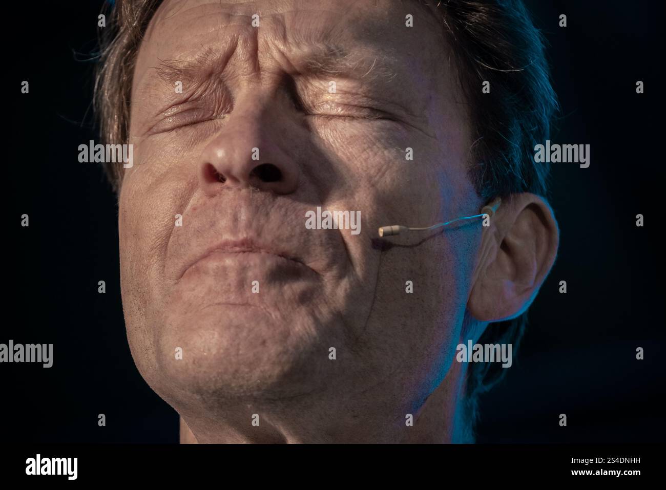 Surrey, Großbritannien. Januar 2025. Richard Tice, Deputy Leader of Reform UK, spricht auf der Südostkonferenz der Partei auf der Sandown Racecourse in Surrey, Esher, an Hunderten von Mitgliedern. Die Reformpartei versucht, auf der Dynamik der allgemeinen Wahlen aufzubauen, um Hunderte von Sitzen bei Kommunalwahlen im Laufe des Jahres zu gewinnen. Guy Corbishley/Alamy Live News Stockfoto