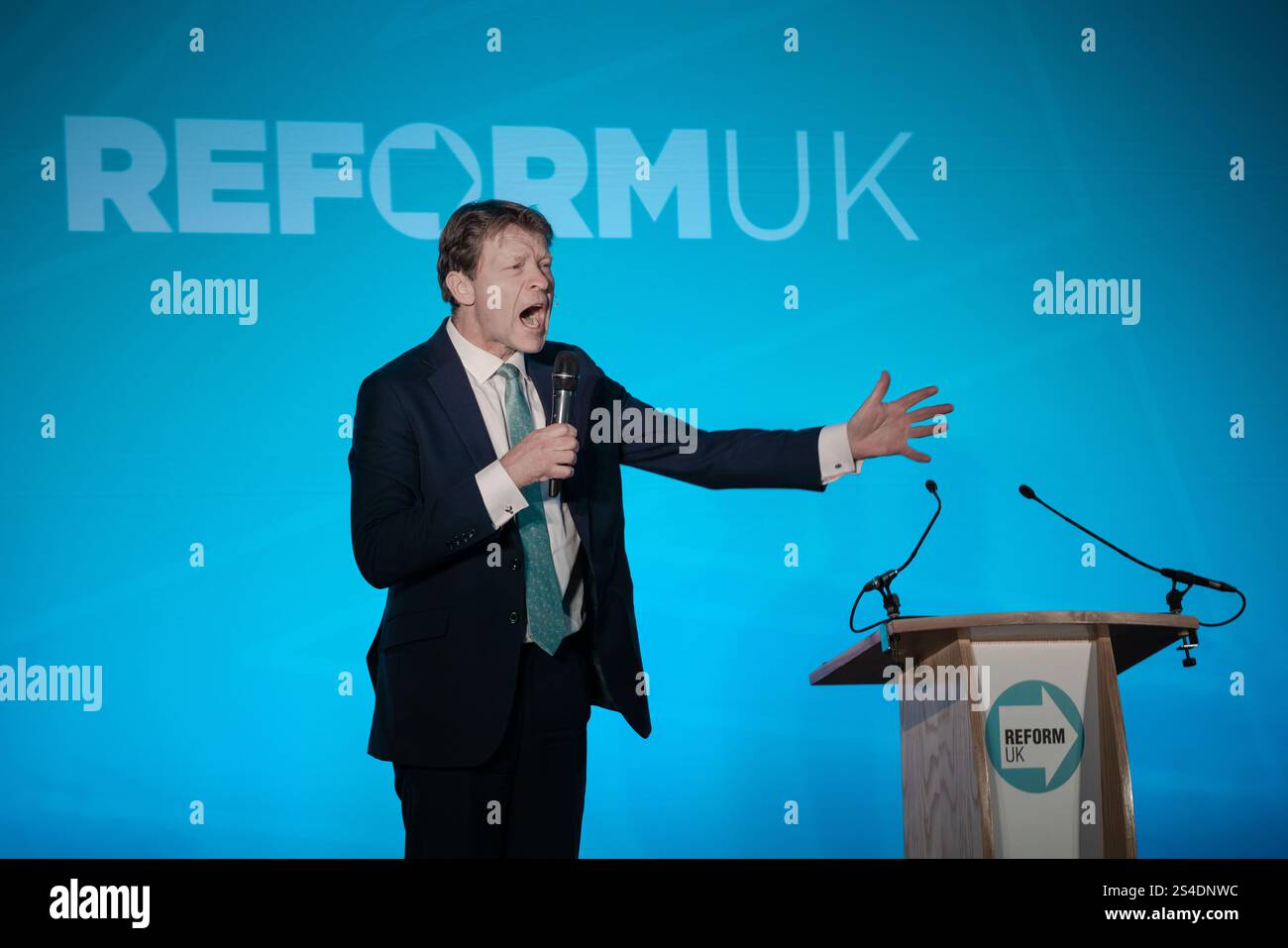 Surrey, Großbritannien. Januar 2025. Richard Tice, Deputy Leader of Reform UK, spricht auf der Südostkonferenz der Partei auf der Sandown Racecourse in Surrey, Esher, an Hunderten von Mitgliedern. Die Reformpartei versucht, auf der Dynamik der allgemeinen Wahlen aufzubauen, um Hunderte von Sitzen bei Kommunalwahlen im Laufe des Jahres zu gewinnen. Guy Corbishley/Alamy Live News Stockfoto