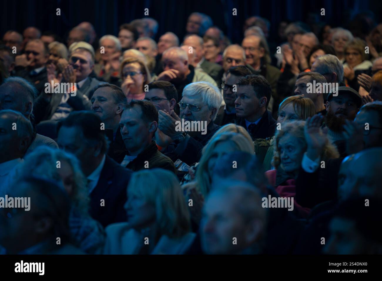 Surrey, Großbritannien. Januar 2025. Hunderte von Mitgliedern der Reform UK nehmen an der Südostkonferenz der Partei auf der Sandown Racecourse in Surrey, Esher, Teil. Die Reformpartei versucht, auf der Dynamik der allgemeinen Wahlen aufzubauen, um Hunderte von Sitzen bei Kommunalwahlen im Laufe des Jahres zu gewinnen. Guy Corbishley/Alamy Live News Stockfoto